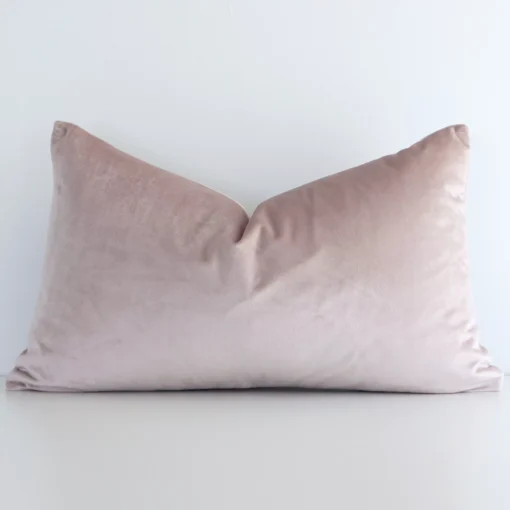 Gorgeous velvet rectangle cushion in a dusty pink colour. It has a charming solid-coloured style.