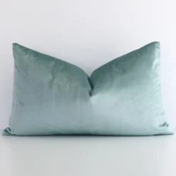 Lovely mint green solid-coloured cushion made from velvet fabric and in an elegant rectangle shape.