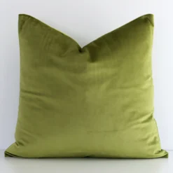 Lovely olive green solid-coloured cushion made from velvet fabric and in an elegant square shape.