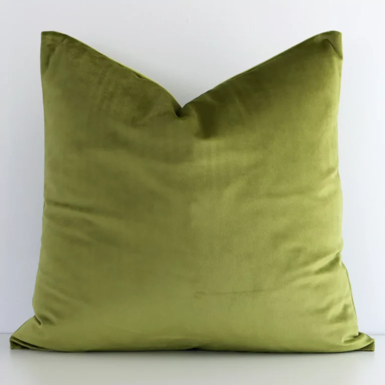 Lovely olive green solid-coloured cushion made from velvet fabric and in an elegant square shape.