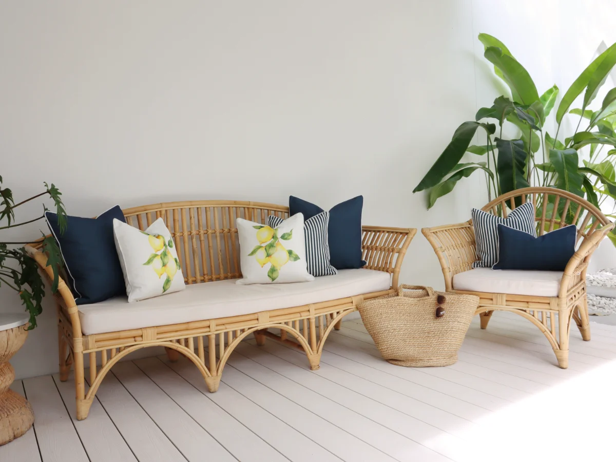 An example layout that shows how many outdoor cushions you should put on an outdoor sofa and armchair.